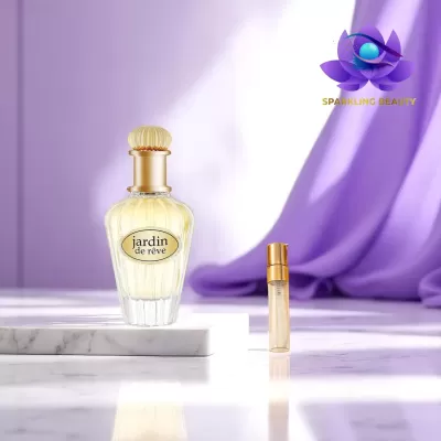 Frasco de perfume 'jardin de rêve' e frasco pequeno dourado em superfície de mármore branco com fundo lilás.
