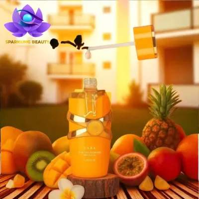 Frasco de óleo amarelo com frutas e flor ao redor em ambiente ao ar livre.