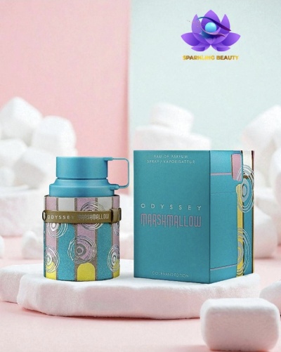 Frasco de perfume Odyssey Marshmallow com embalagem azul e padrão colorido em fundo rosa