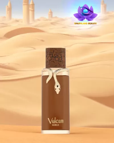 Frasco de perfume Vulcan Sable castanho com tampa e cobra branca decorativa num fundo de deserto
