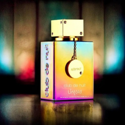 Frasco de perfume iridescente com tampa dourada e pendente circular