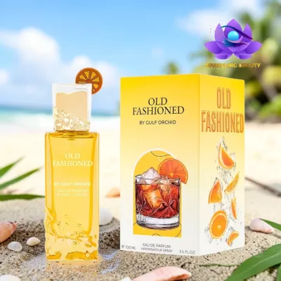 Perfume Old Fashioned frasco e embalagem na areia com conchas e folhas