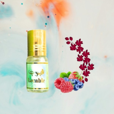 Frasco pequeno de vidro com tampa dourada e rótulo com texto Lovable, rodeado por frutas e flores vermelhas