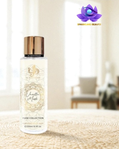 Frasco de perfume Vanilla Musk sobre mesa texturizada com fundo interior