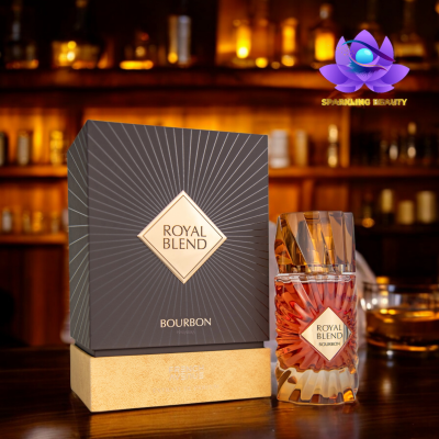 Frasco de perfume Royal Blend Bourbon com caixa cinza e suporte bege em fundo de estante e madeira