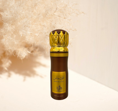 Frasco de perfume spray castanho com tampa dourada e etiqueta com texto em árabe e inglês