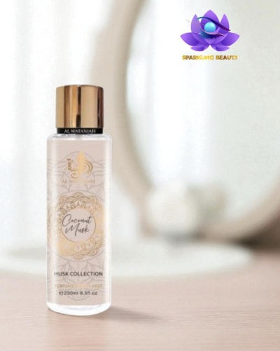 Frasco de perfume Coconut Musk com tampo dourado e rótulo decorativo em fundo claro.