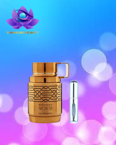 Frasco dourado de perfume ODYSSEY AOUD e frasco pequeno prata sobre fundo colorido com logotipo
