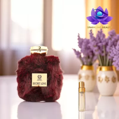Frasco de perfume peludo vermelho e pequeno frasco com flores ao fundo