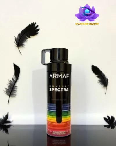 Frasco preto ARMAF Odyssey Spectra com padrão colorido e penas pretas ao redor