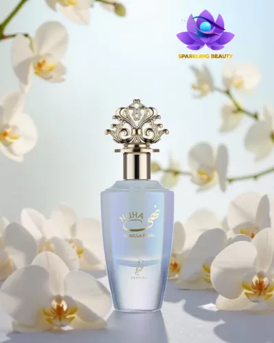 Frasco de perfume perolado NUHA Vanilla Pearl com tampa dourada ornamentada, flores brancas e logotipo Sparkling Beauty