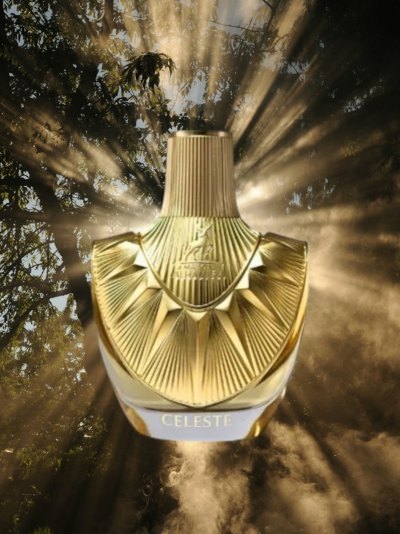Frasco dourado de perfume CELESTE com fundo de raios de luz e árvores
