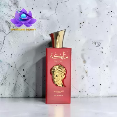 Frasco de perfume vermelho com detalhes dourados e texto MALIKA AMARAN PARFUMS