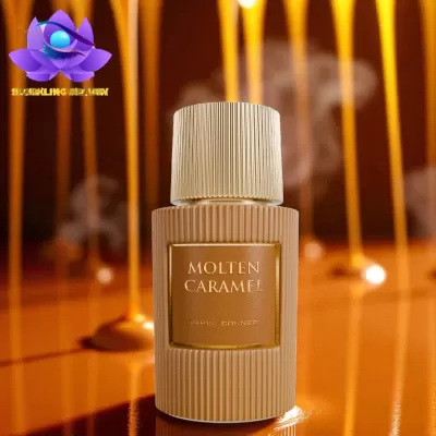 Frasco de perfume bege com rótulo MOLTEN CARAMEL e fundo de caramelo líquido