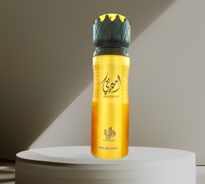 Frasco de spray de perfume amarelo com tampa verde escura numa superfície branca redonda