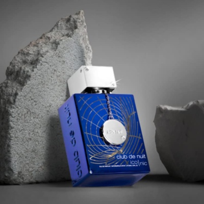 Frasco azul de perfume Club de Nuit Scent Tec