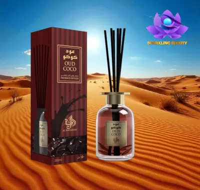 Difusor de aroma OUD COCO com embalagem bordeaux num deserto com dunas