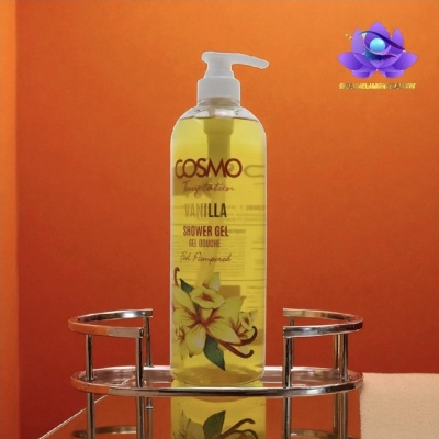 Frasco transparente de gel de banho vanilla com pump branco sobre suporte metálico e fundo laranja