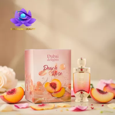 Frasco de perfume dourado e vermelho com pedras, caixa rosa Dubai delights Peach Rose, pêssegos fatiados e pétalas sobre fundo bege