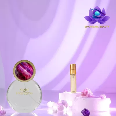 Frascos de perfume Night Princess em fundo lilás com flores e cristais