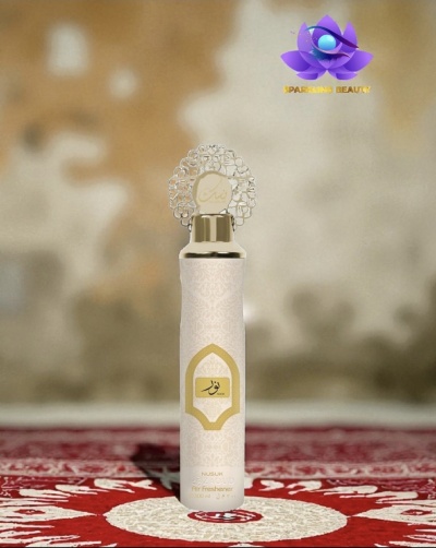 Frasco de perfume branco com tampa decorativa sobre tapete ornado vermelho e bege