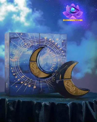 Objeto em forma de lua crescente dourada e preta em frente a uma caixa azul com padrão circular dourado