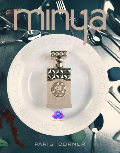 Frasco de perfume em prato branco com talheres ao redor