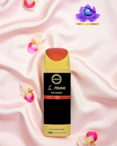 Frasco de spray corporal perfumado Armaf Le Femme para mulher sobre tecido rosa com flores