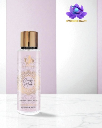 Frasco de perfume corporal com tampa dourada e rótulos dourados