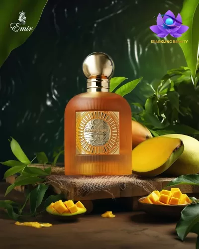 Frasco de perfume dourado com manga e folhas verdes em fundo escuro