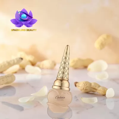 Frasco de verniz para unhas Gelato com tampa dourada em forma de cone e amendoins ao fundo