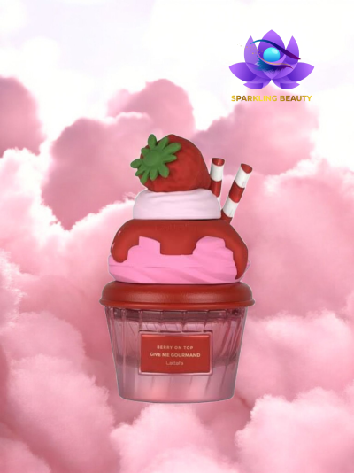 frasco de perfume decorativo com tampa em forma de sobremesa e fundo de nuvens cor-de-rosa