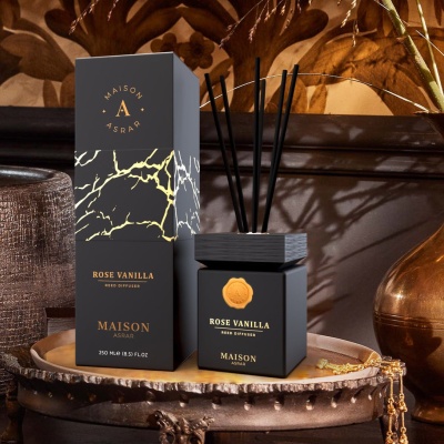 Difusor de aroma preto Rose Vanilla MAISON ASRAR com caixa preta em bandeja decorativa