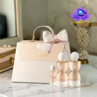 Conjunto de frascos de perfume e mala creme com laço estampado