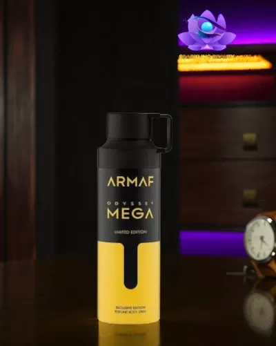 Frasco de perfume Armaf Odyssey Mega edição limitada preto e amarelo sobre mesa com fundo de móvel e relógio