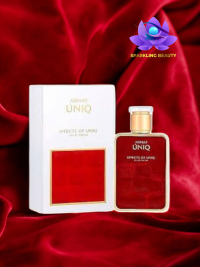 Perfume Armaf Uniq em frasco vermelho com tampa dourada e caixa branca com detalhe vermelho sobre tecido aveludado vermelho