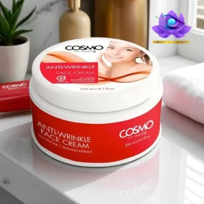 Creme facial anti-rugas COSMO em embalagem vermelha e branca com imagem de mulher sorridente na tampa