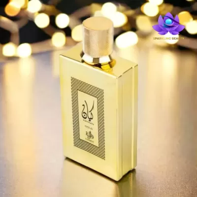 Frasco de perfume dourado com etiqueta árabe e luzes ao fundo