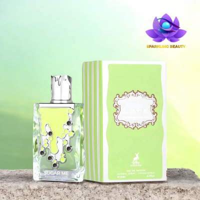 Frasco de perfume transparente e caixa verde com texto SUGAR ME