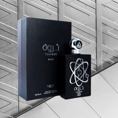 Frasco e caixa de perfume preto com texto em árabe e inglês sobre fundo cinzento geometrico