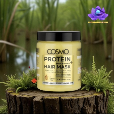 Frasco amarelo de máscara capilar COSMO PROTEIN com tampa preta sobre tronco de árvore com plantas verdes ao redor