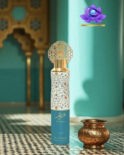 Frasco de purificador de ar com design floral e vaso dourado sobre piso em mosaico