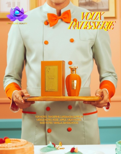 Homem de blazer cinza claro com detalhes laranja segurando bandeja com perfume e caixa laranja