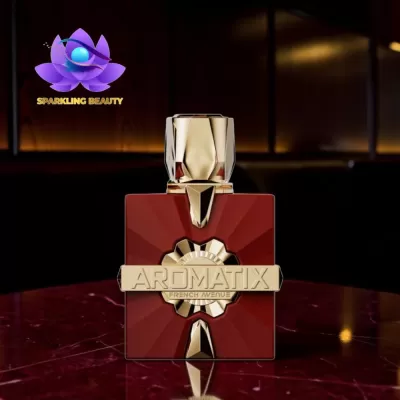 Frasco de perfume vermelho e dourado AROMATIX FRENCH AVENUE sobre mesa de mármore