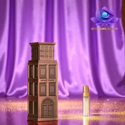 Miniatura de casa de chocolate e ampola de vidro em fundo roxo