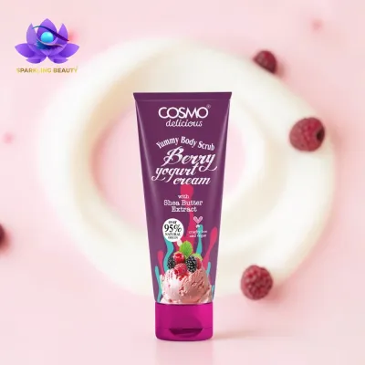 Tubo roxo de creme esfoliante corporal Berry yogurt cream da COSMO com frutas e creme ao fundo