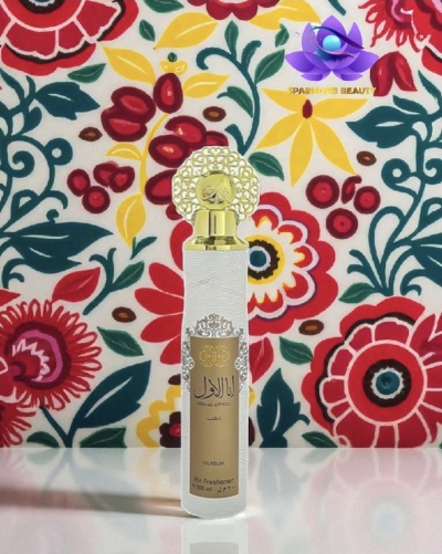 Frasco branco e dourado de ambientador com padrão floral colorido ao fundo