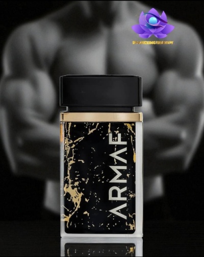 Frasco de perfume Armaf com design preto e dourado na frente de fundo desfocado