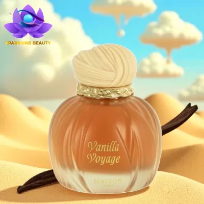 Frasco de perfume Vanilla Voyage em vidro fosco com líquido âmbar e tampa creme decorativa sobre dunas sob céu azul com nuvens.
