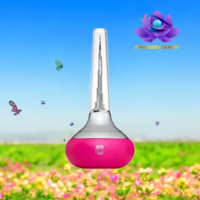 Frasco de vidro rosa e transparente com prédio e borboletas no campo